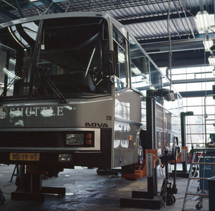 849370 Afbeelding van een Bova touringcar in de busremise van Centraal Nederland te Driebergen-Rijsenburg.